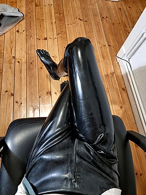 Relaxing In Latex This Evening 🖤'