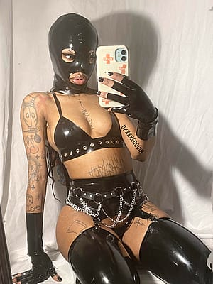 Anyone Else Have A Rubber Addiction? 🖤'