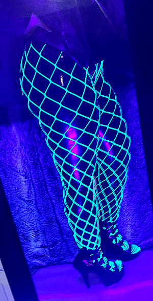 UV Fishnets Over Black Latex 💚'