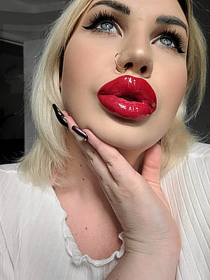 Do You Like Shiny Red Lips 👄💄'