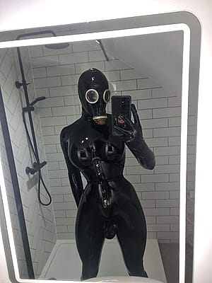 Something For The Heavier Rubber Lovers Finally Got Myself A Gasmask And Absolutely Adore It!'