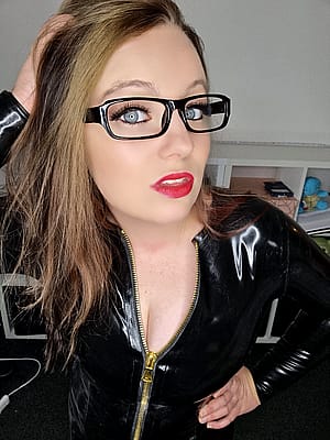 Take Note The Staples Of Any Good Outfit: Latex Catsuit ✔️ Glasses ✔️😍 What Do You Think? 😘'