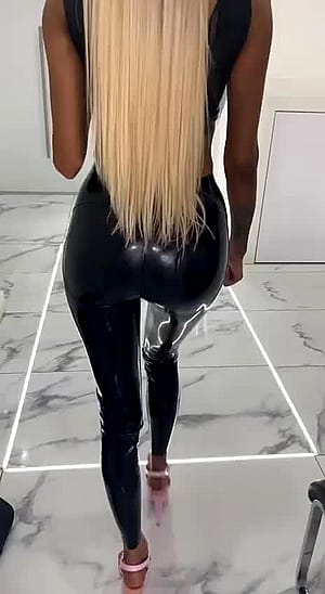 Please, enjoy my shiny leggings!'