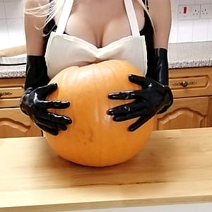 Step Mom About To De-seed Giant P 🎃'